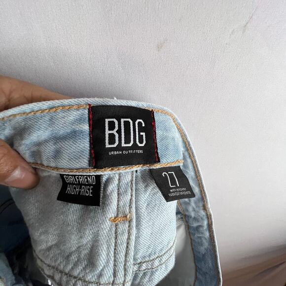 Urban Outfitters Women's Shorts Sz 27 Girlfriend High-Rise Distressed Blue Denim - Picture 6 of 8